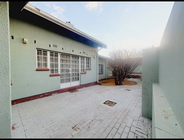 3 BEDROOM HOUSE RENTED IN DIEPKLOOF